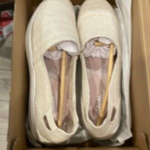 Clarks cloud steppers canvas slip on ..size 71/2 Natural color